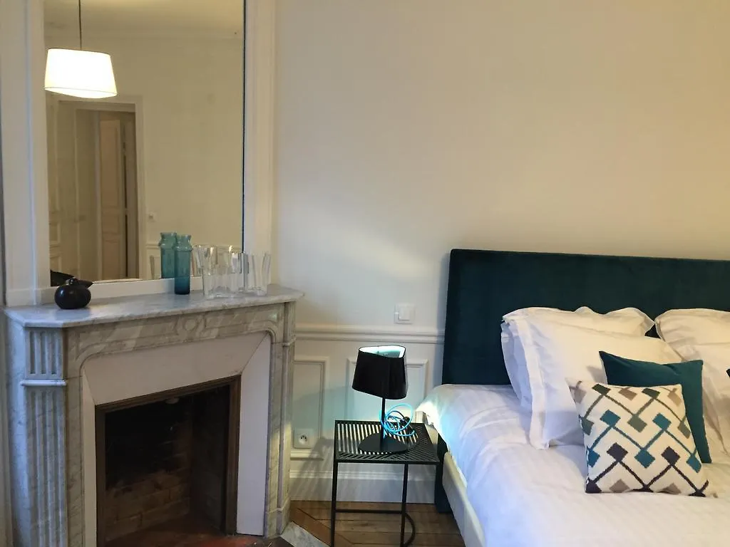 B&B Relais12bis By Eiffel Tower 3*
